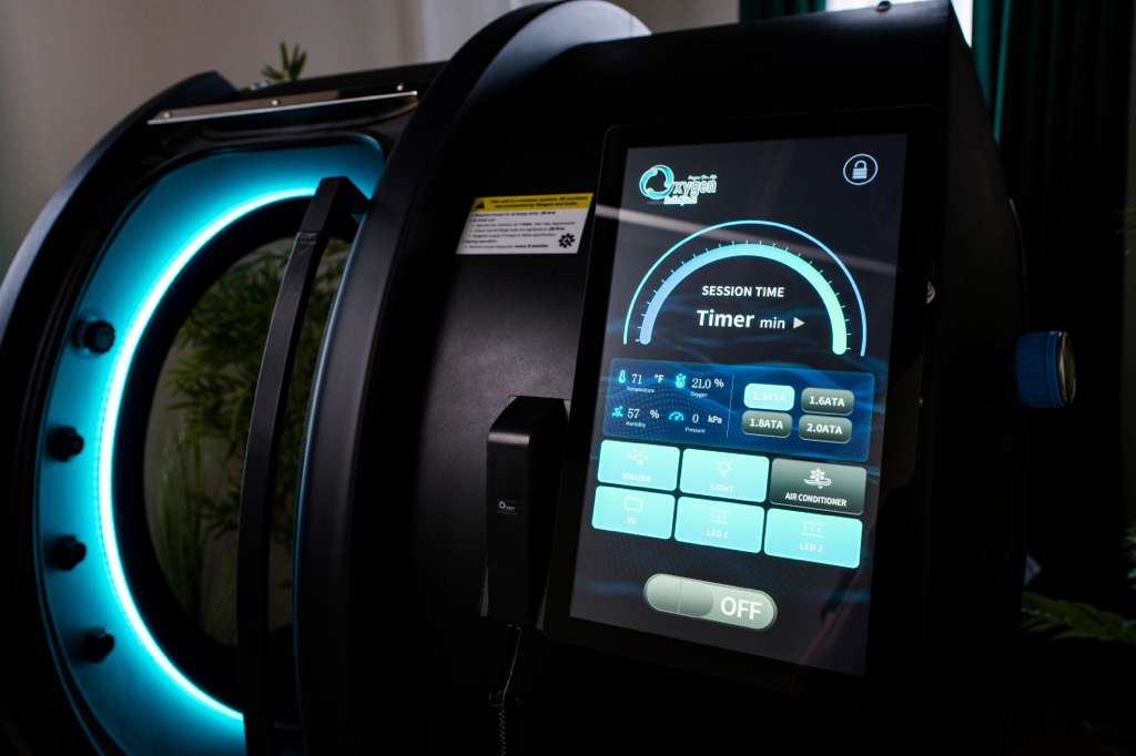 Spacious Walk-In Hyperbaric Chamber Cabin and Digital Control Screen